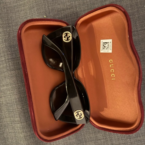 Gucci Black Sunglasses with Burgundy Case - Picture 2 of 2